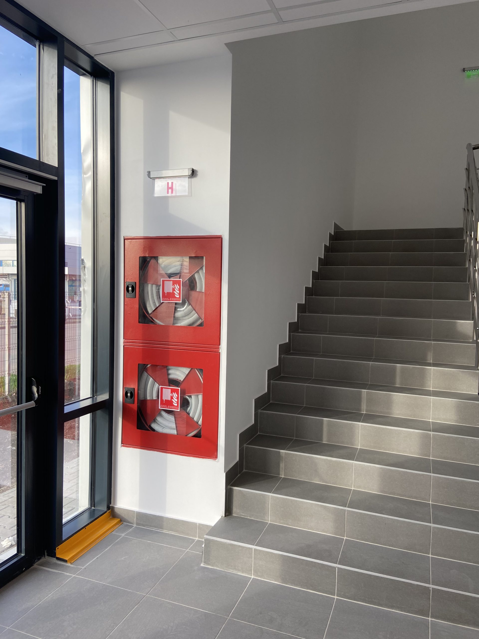 Dulapuri pentru hidranți interiori lângă casa scării, la Allianso SE4/SE5.