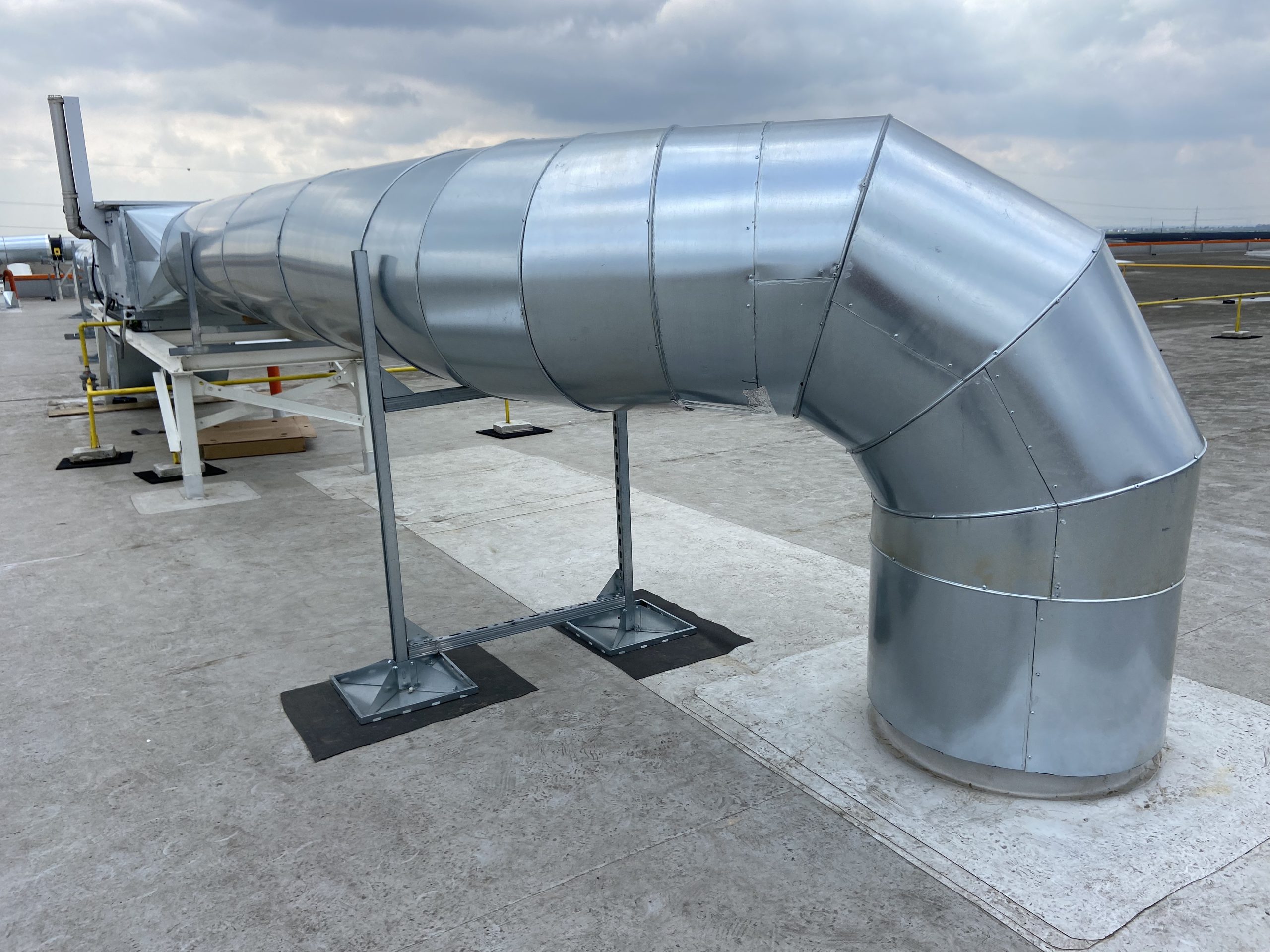 Tubulatură de ventilație pe suporți metalici, montată pe acoperiș la Allianso SE4/SE5.