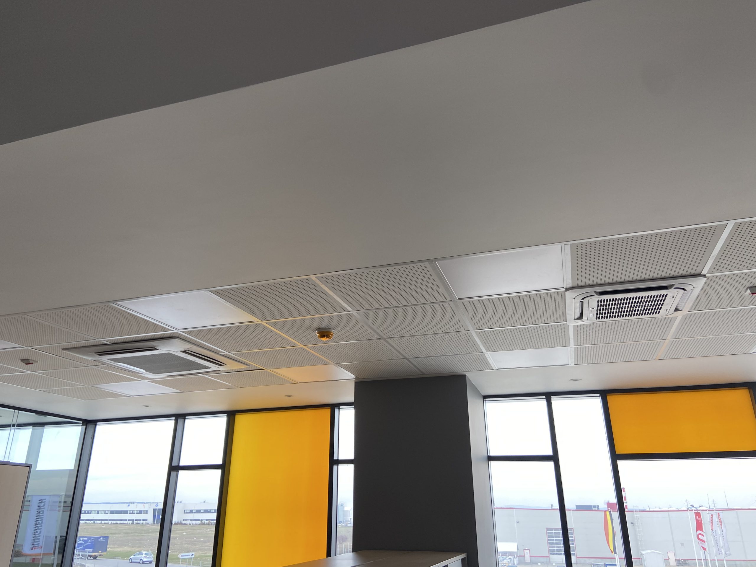 Unități de climatizare integrate în plafonul spațiului interior Allianso SE4/SE5.