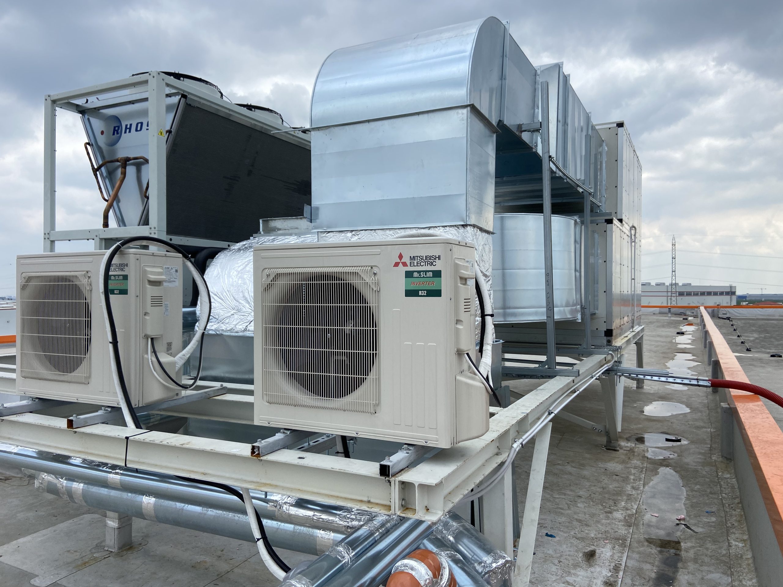 Unități exterioare de climatizare și tubulatură pe acoperișul Allianso SE4/SE5.