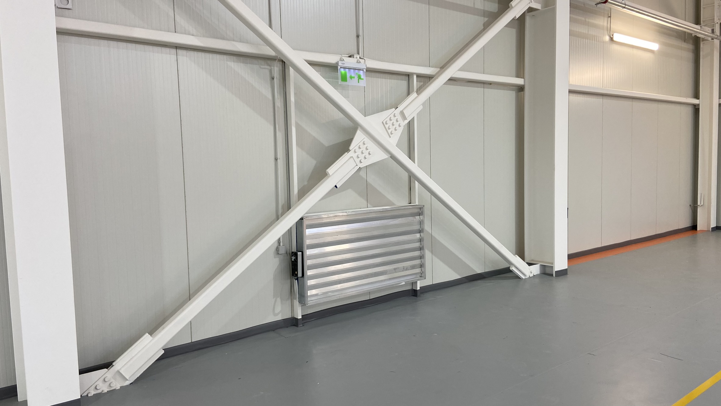 Grilă de ventilație și indicator luminos de evacuare în sala de sport a Școlii B.P. Hasdeu Câmpina.
