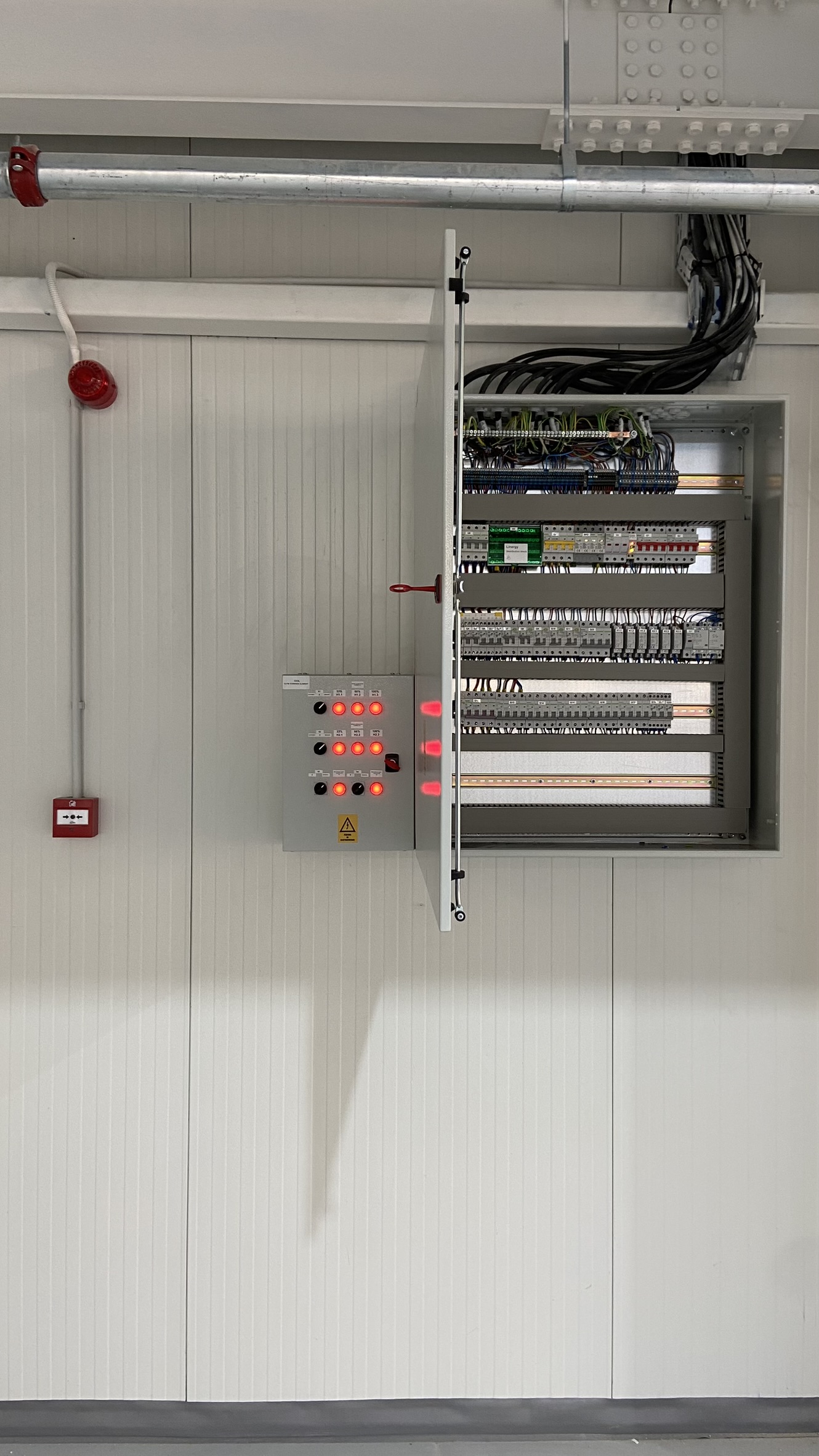 Tablou electric de distribuție deschis în sala de sport a Școlii B.P. Hasdeu Câmpina.