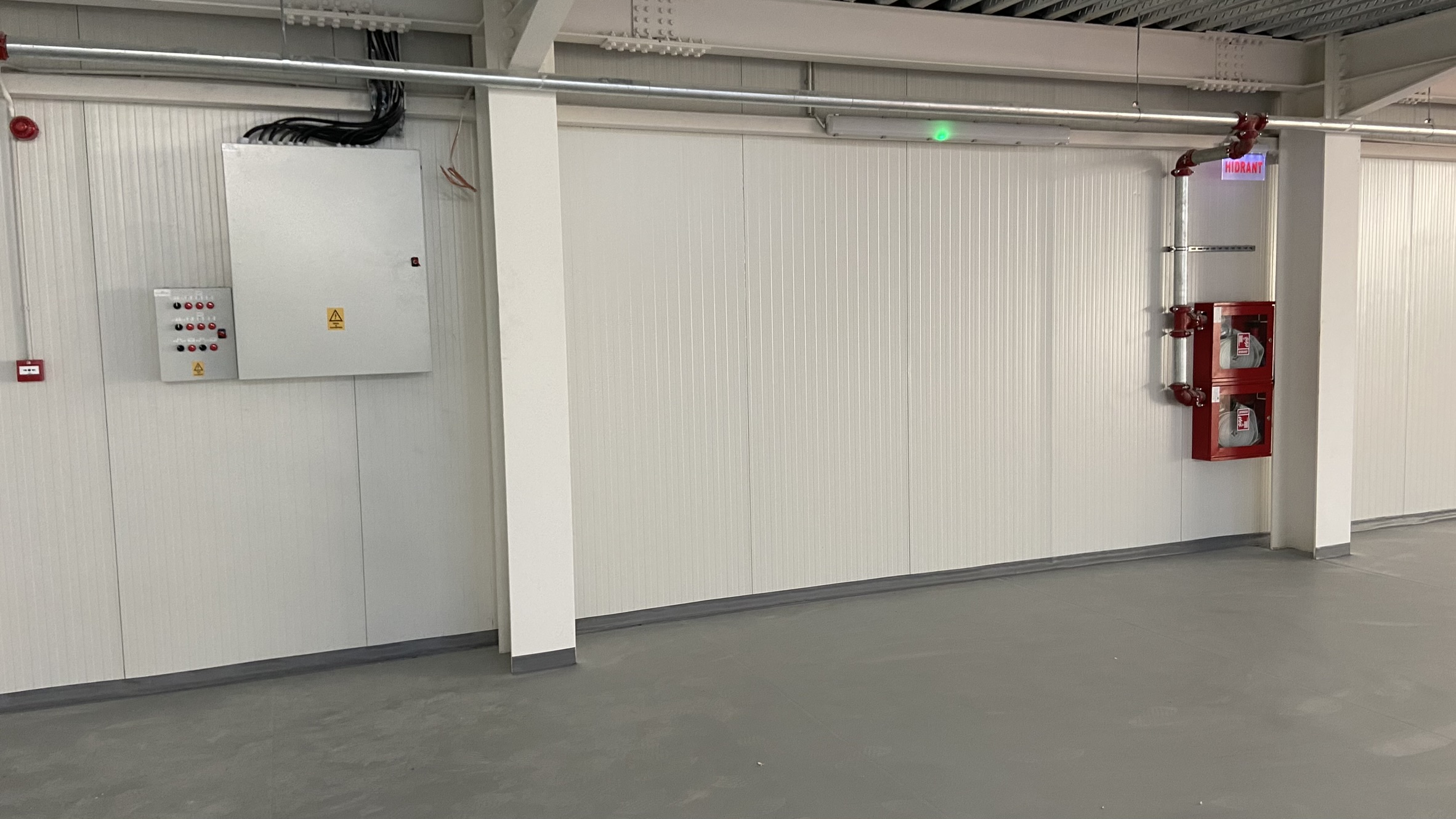 Tablou electric și hidranți interiori în sala de sport a Școlii B.P. Hasdeu Câmpina.