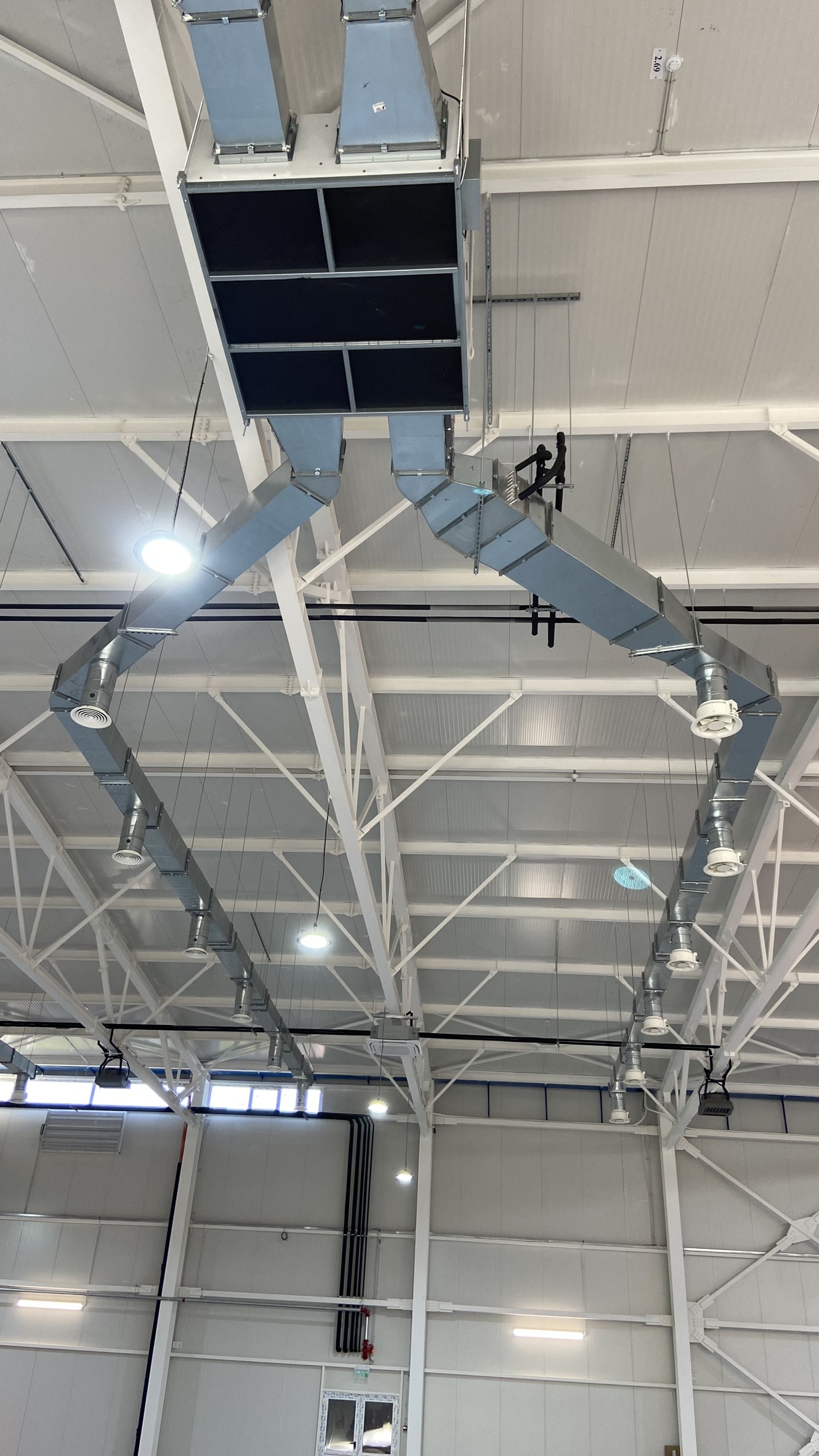 Unitate și tubulatură de ventilație la plafonul sălii de sport a Școlii B.P. Hasdeu Câmpina.