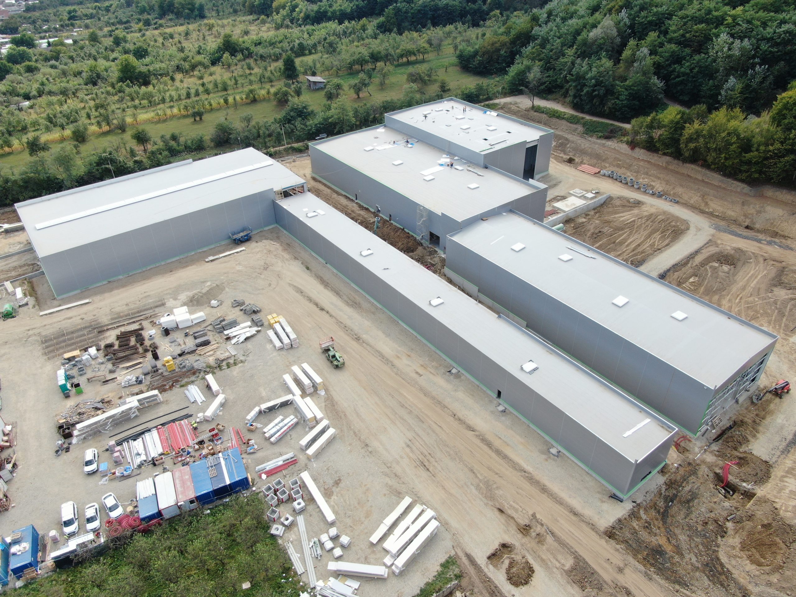 Vedere aeriană a halelor industriale Sun Garden Pucioasa în etapa de execuție.