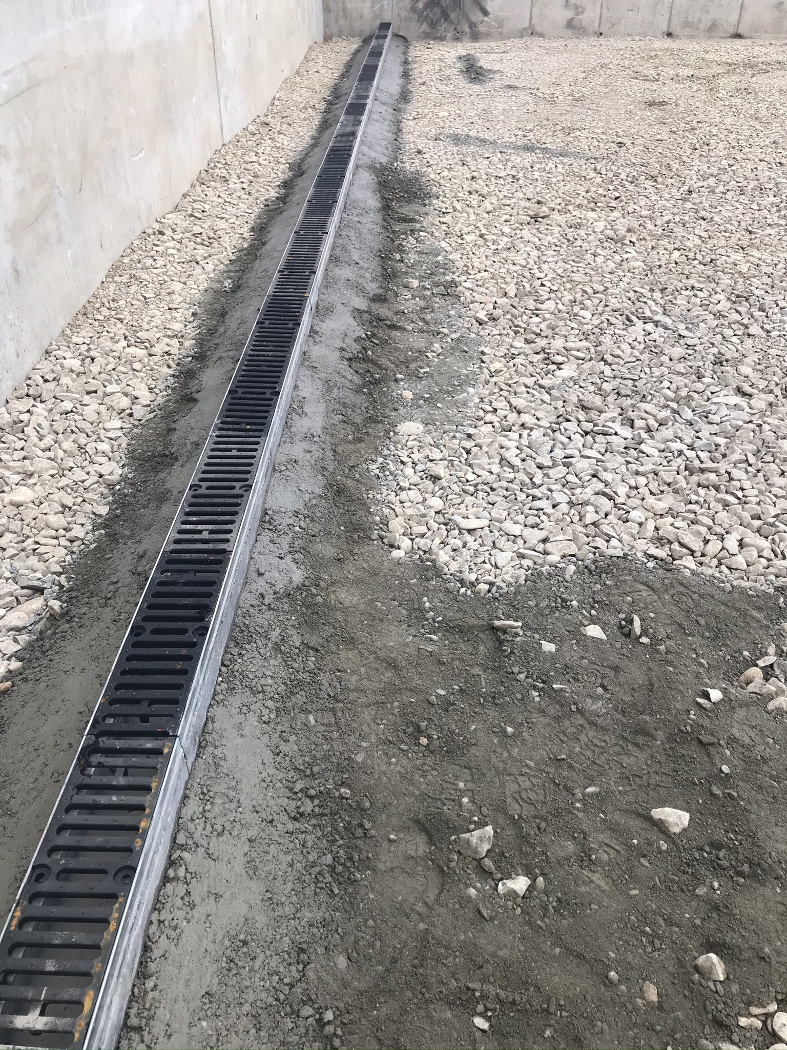Rigolă liniară cu grătar montată pe pat de beton la Sun Garden Pucioasa.