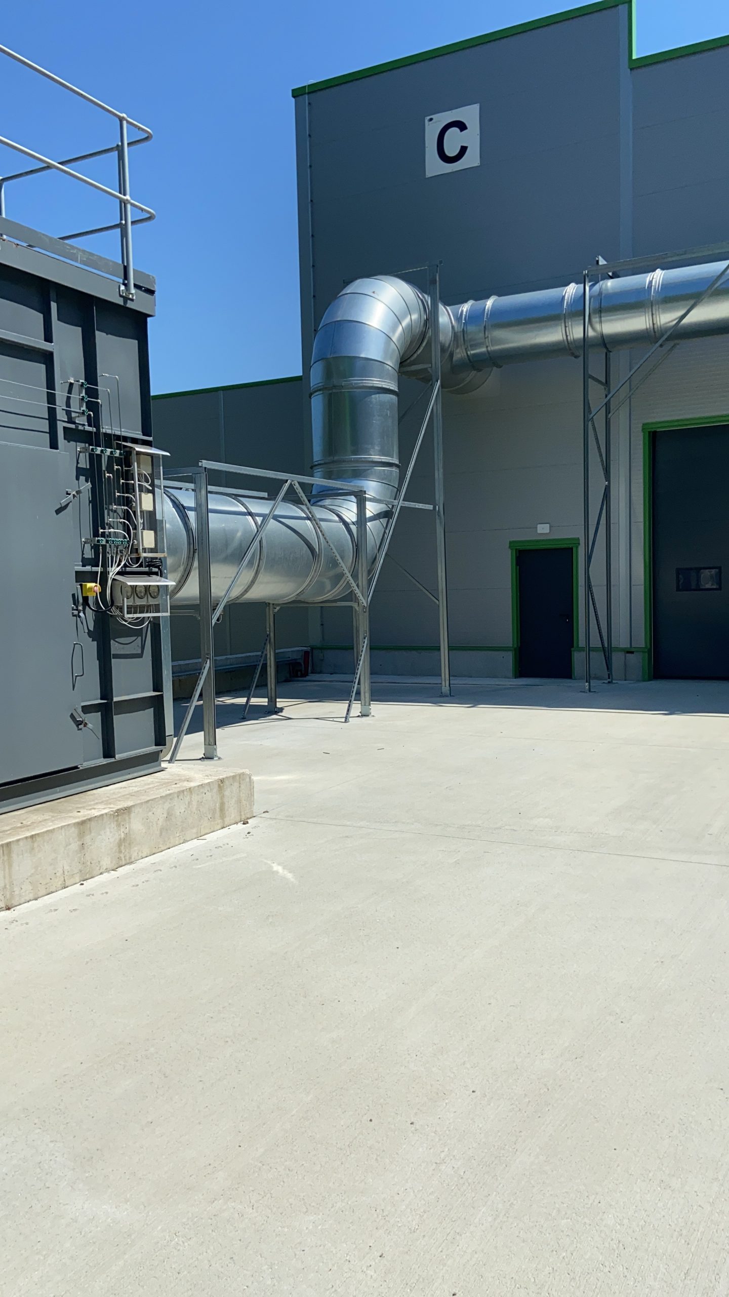 Tubulatură circulară de ventilație la exteriorul halei Sun Garden Pucioasa.