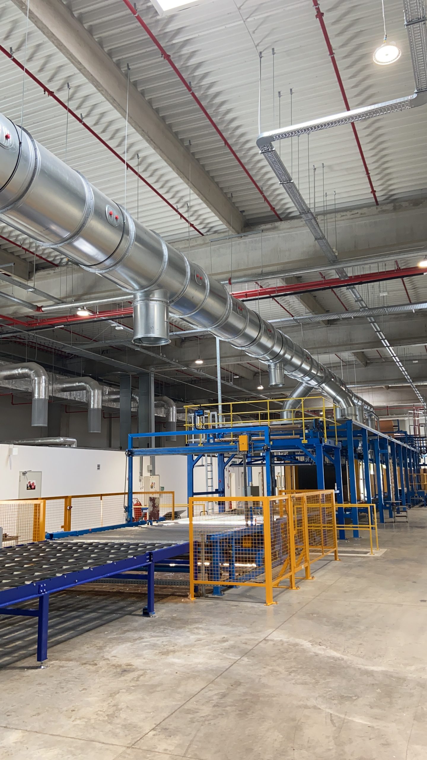 Tubulatură de ventilație deasupra liniei de producție Sun Garden Pucioasa.