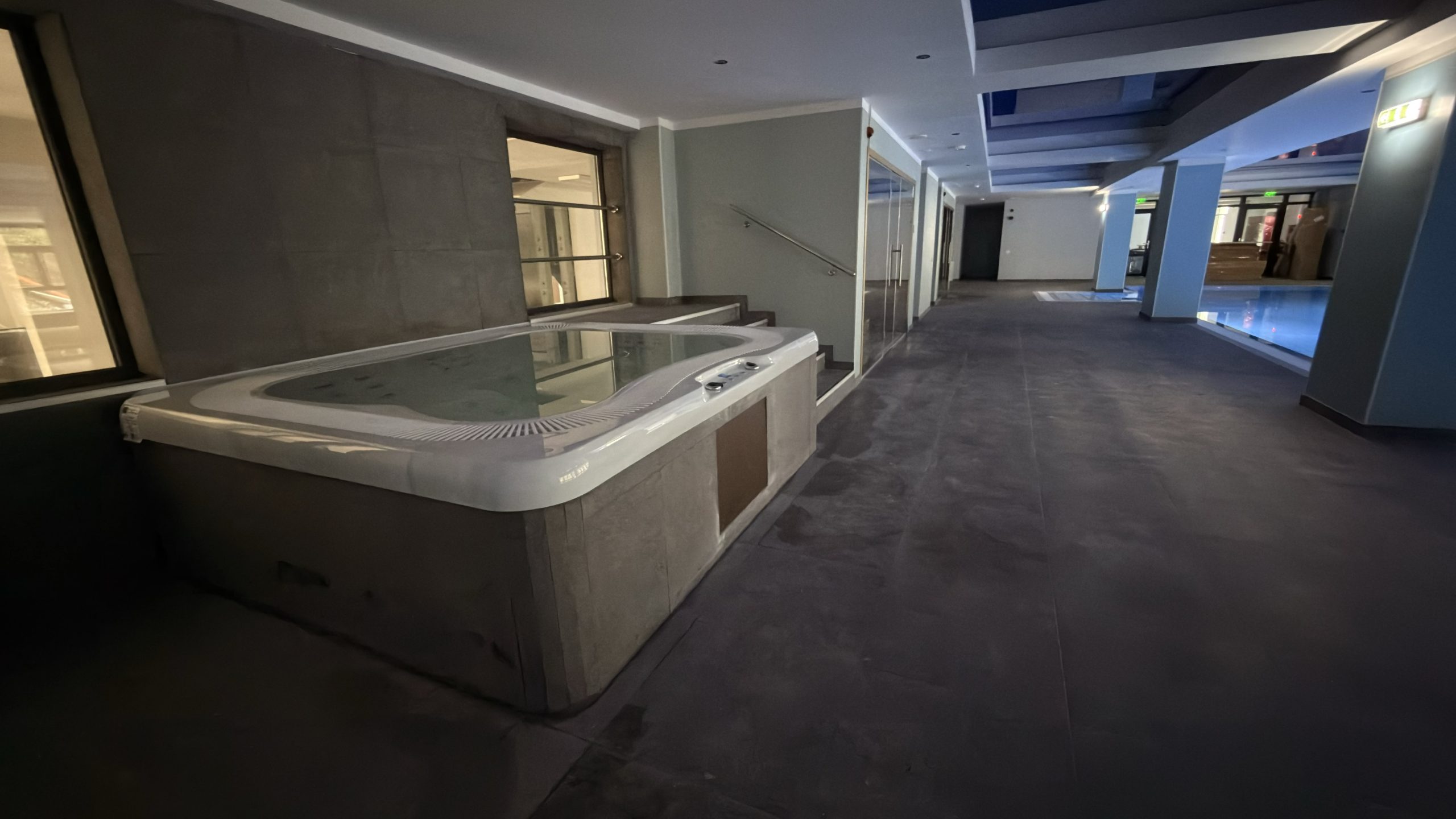 Bazin de hidromasaj în zona piscinei interioare ZINO Sinaia.
