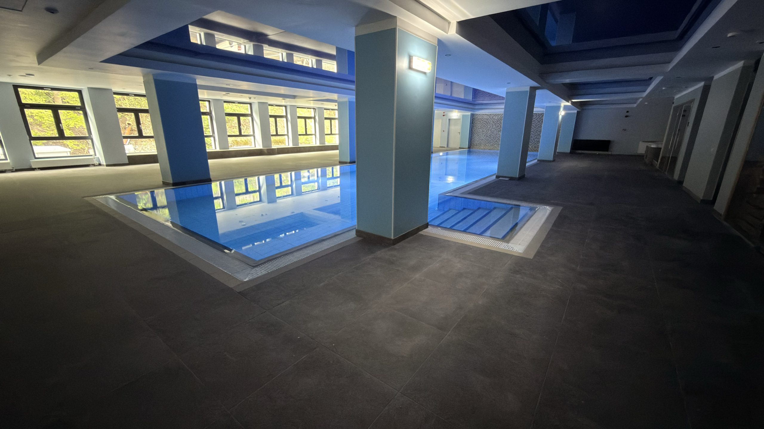 Piscina interioară ZINO Sinaia, cu trepte de acces în bazin.