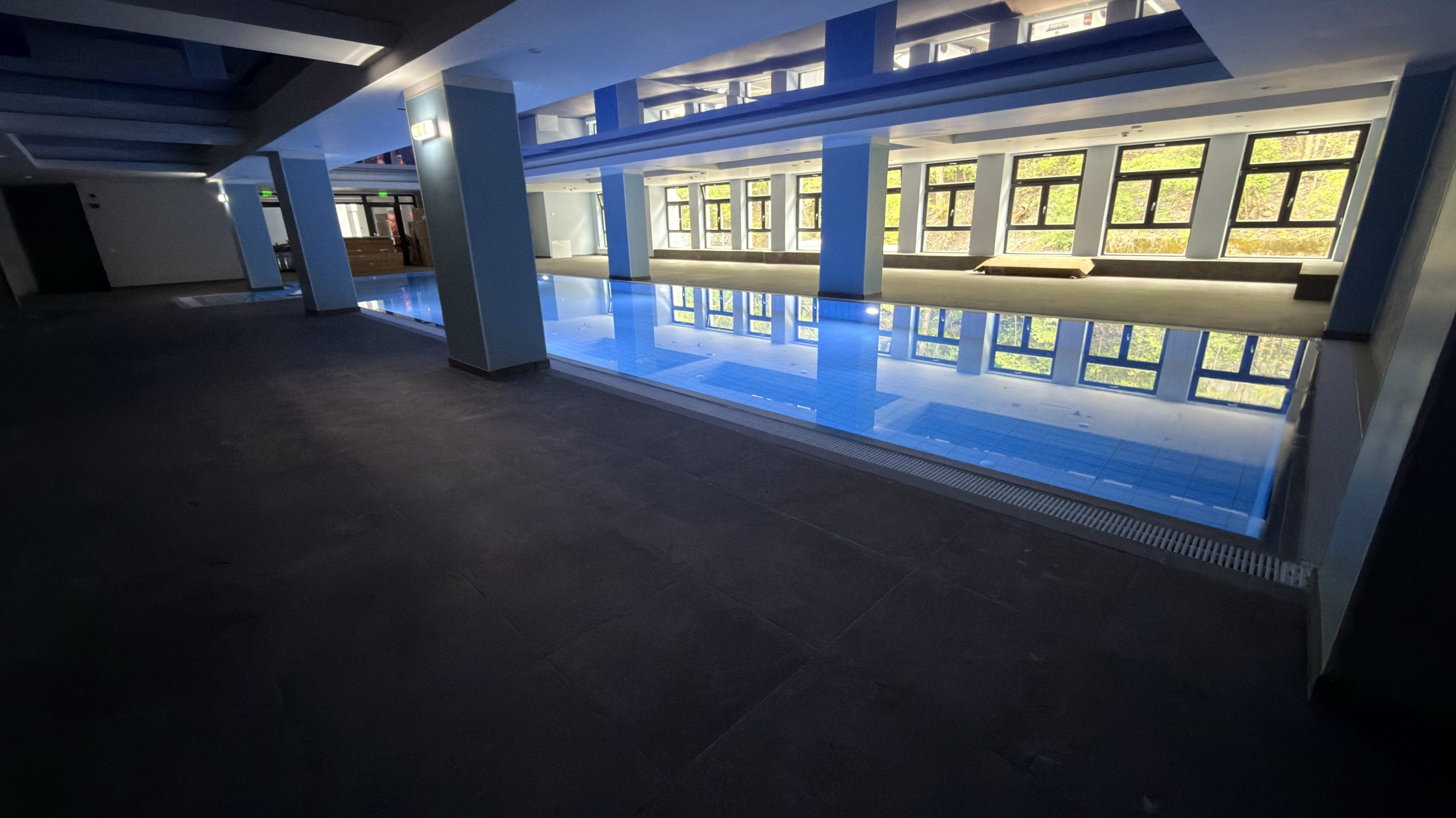 Vedere laterală a piscinei interioare și a zonei vitrate la ZINO Sinaia.
