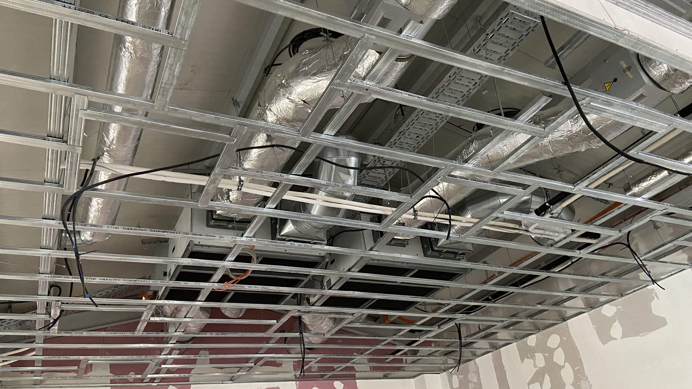 Tubulatură de ventilație montată deasupra plafonului suspendat la ZINO Sinaia.
